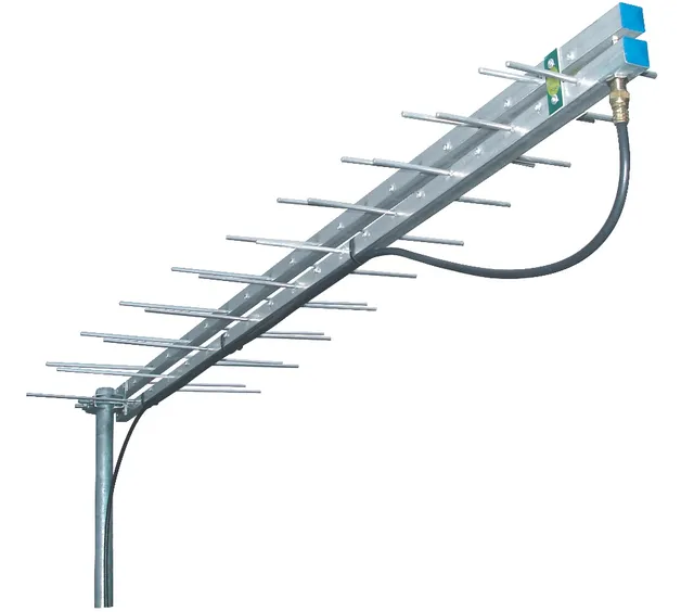 Antena log-periódica UHF, con elementos de longitud decreciente sobre un brazo, y cable coaxial conectado