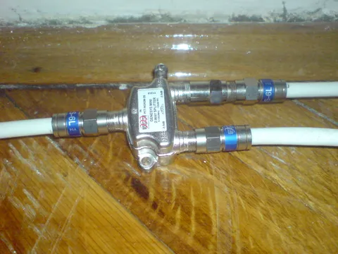 Divisor (splitter) de cable coaxial para repartir señal de antena a varios televisores