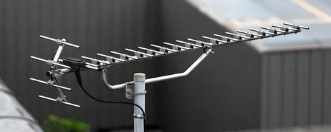 Antena UHF exterior de tipo panel montada sobre un mástil