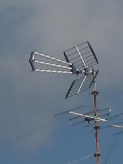 Antena direccional para televisión digital terrestre orientada hacia el cielo