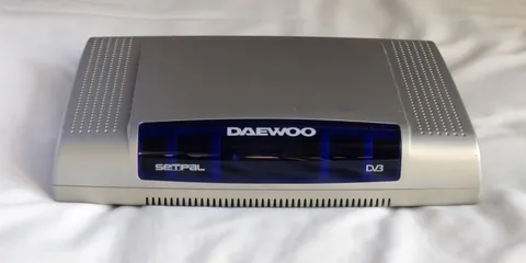 Decodificador (set-top box) de televisión digital terrestre visto de frente
