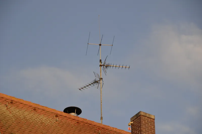 Antena de televisión UHF instalada sobre el techo de una vivienda