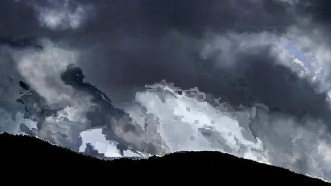 Fotograma de video con errores de macrobloque (imagen pixelada) por una transmisión con problemas